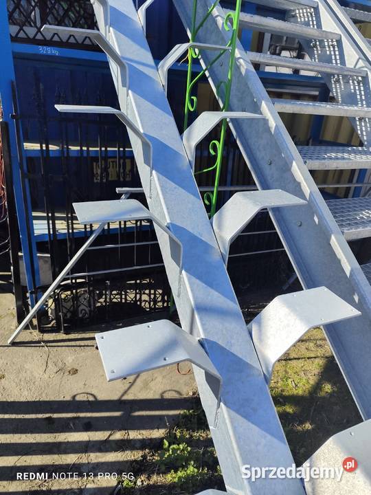 Schody drewniane konstrukcja metalowa schodów Dom i Ogród Elżbieta