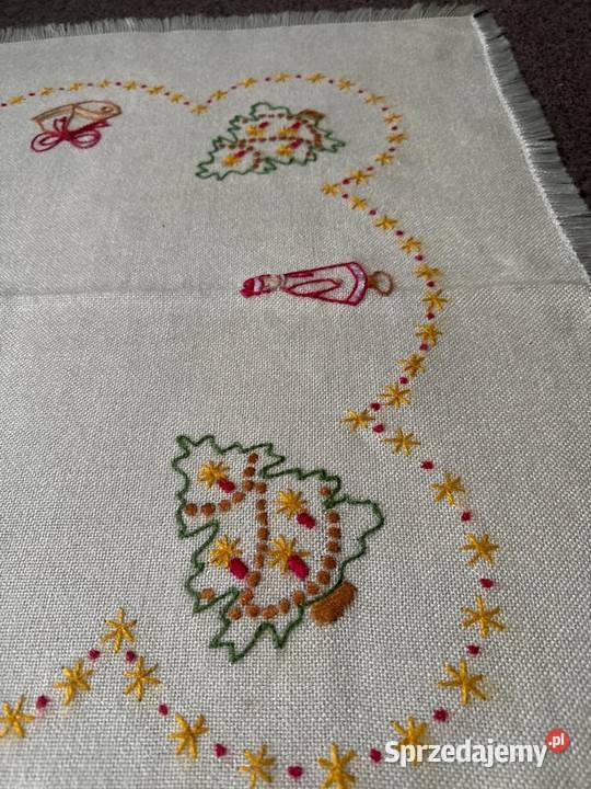 obrus ręcznie haftowany motywy Świąteczne Obrusy