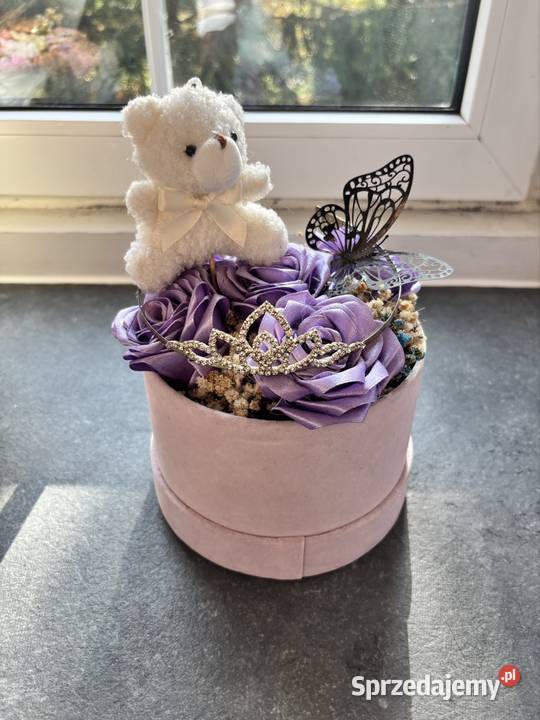 Bukiet fioletowy ze wstążek Flower box Kompozycje kwiatowe Kikół