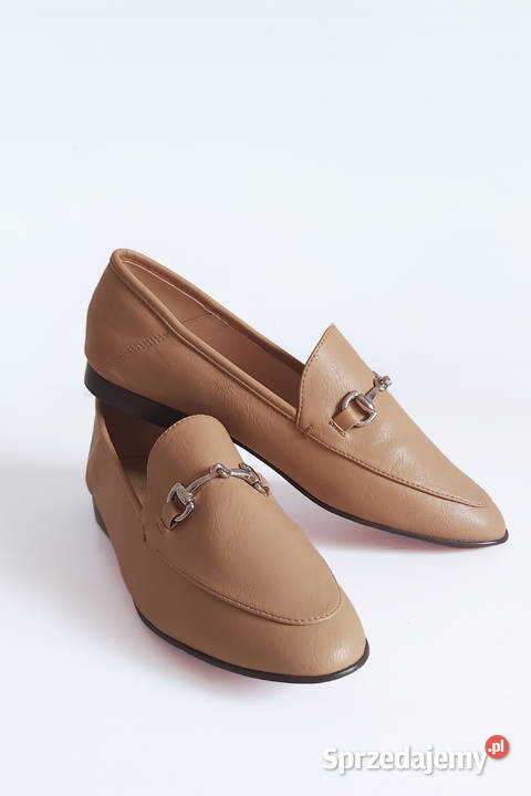 Jasnobrązowe loafersy ze srebrnymi klamrami