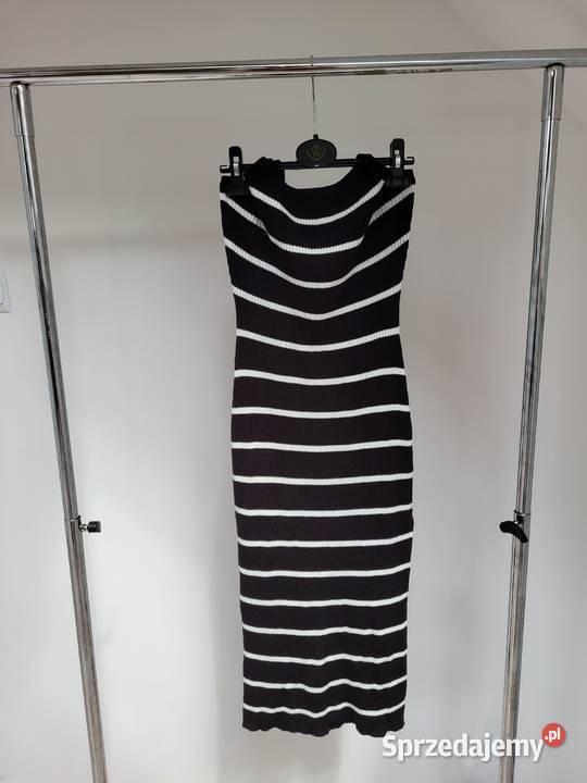 Czarna w białe paski dzianinowa sukienka z Liszki