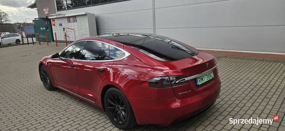 Tesla S 4x4 525 350 na ładowaniu Dębica