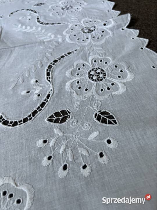 Bieżnik biały haftowany richelieu do kolekcji śląskie Zabrze