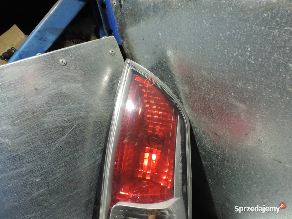 SUBARU JUSTY 4 LAMPA PRAWY TYŁ