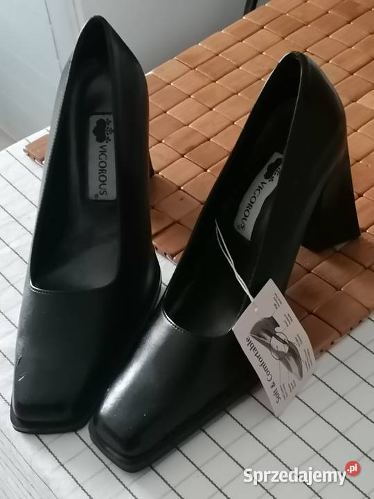 Czarne czule ka damskie na slupku Kraków