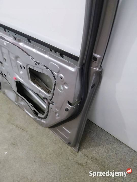 DRZWI PRAWE PRZÓD E16 E17 E18 LIFT Toyota świętokrzyskie sprzedam