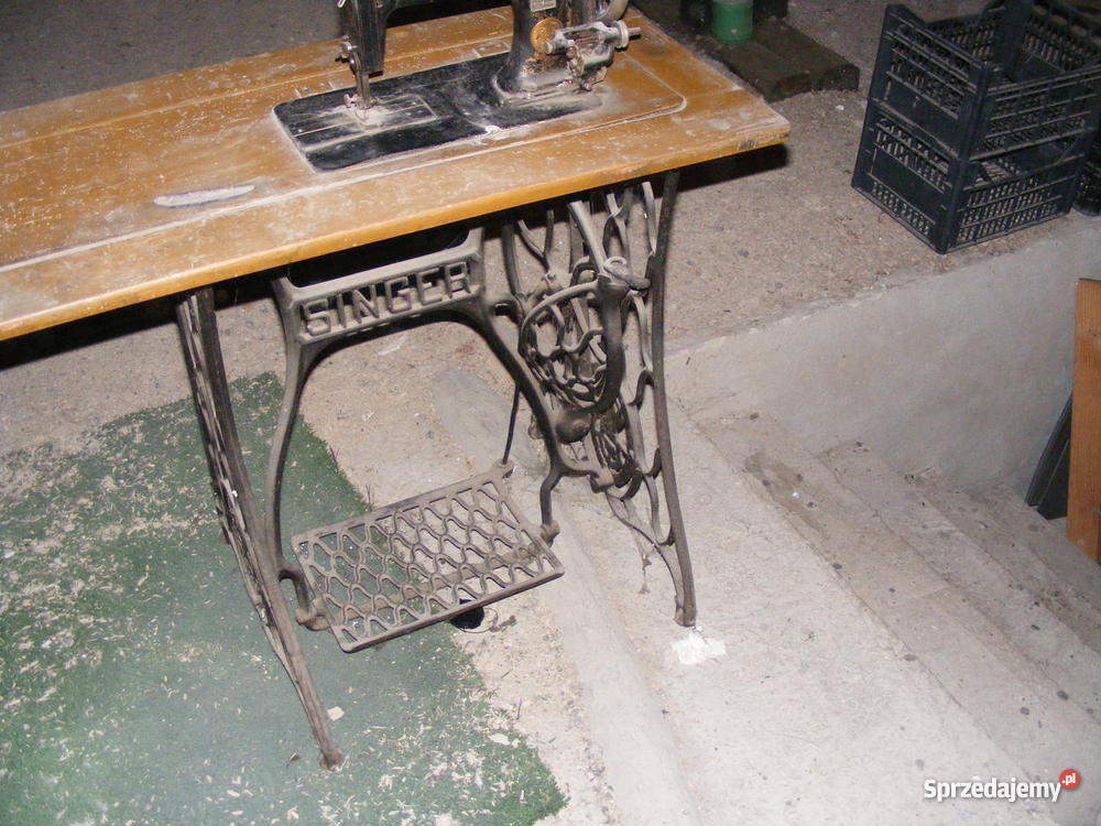 Stara maszyna do szycia Naumann na podstawie mas