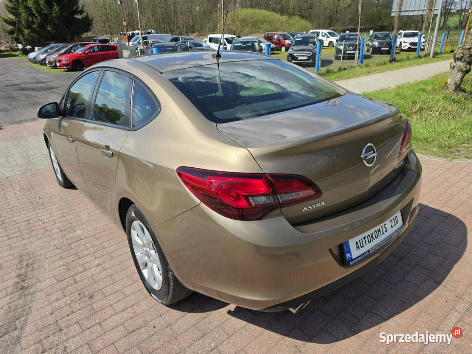 Opel Astra Opel Astra Sedan 14 benzynka w reflektory ksenonowe