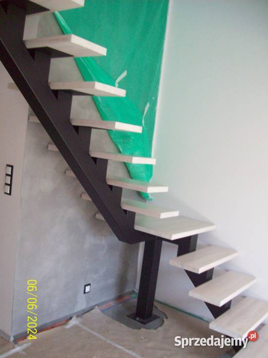 Schody na konstrukcji metalowej stopnie