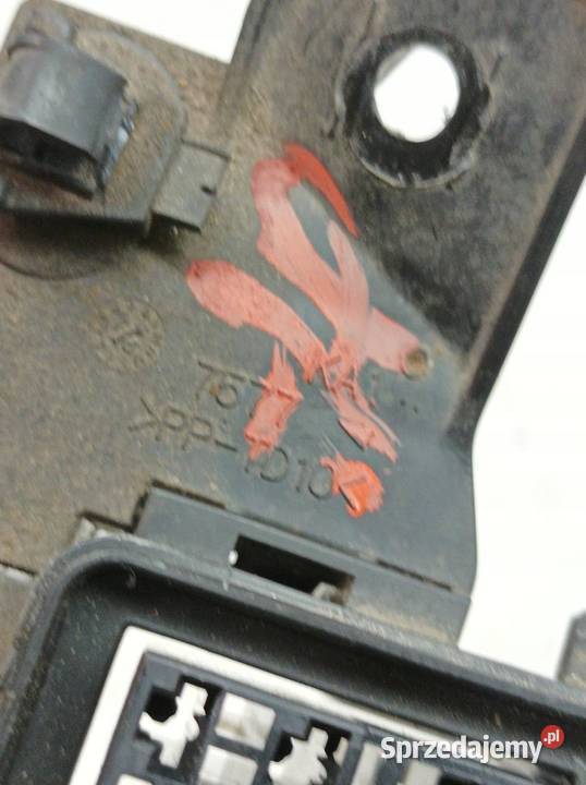 SKRZYNKA BEZPIECZNIKÓW 12 B 80 Mitsubishi Space