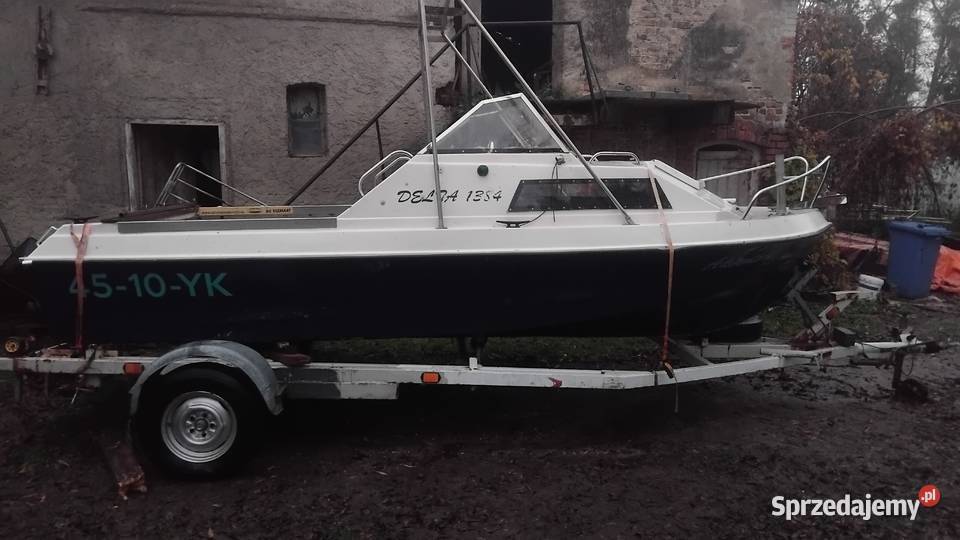 Łódź motorową z przyczepą