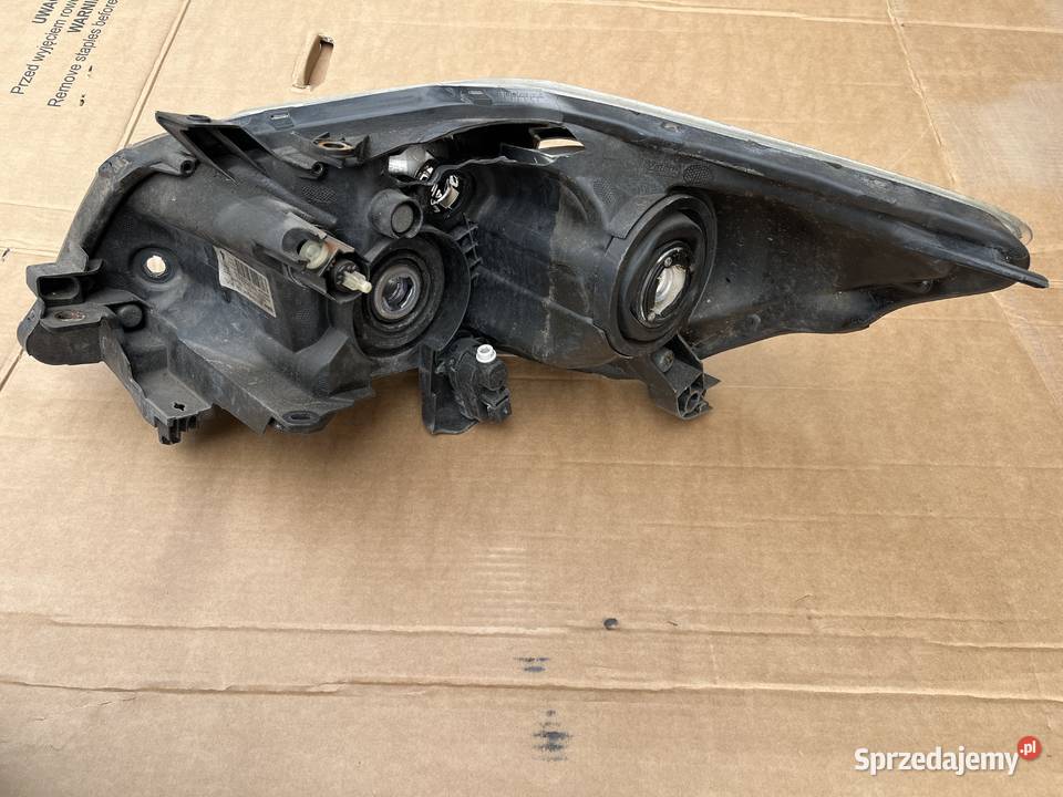 Lampa prawy przód Toyota Auris I LIFT 8111002A40 prawe Brzesko