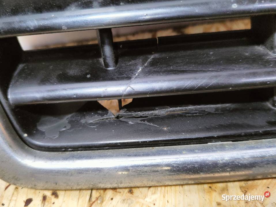 Grill Atrapa Audi A8 D2 Lift 2001 Uszkodzony osobowe Pleszew