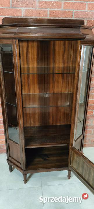 Piękna serwantka witryna