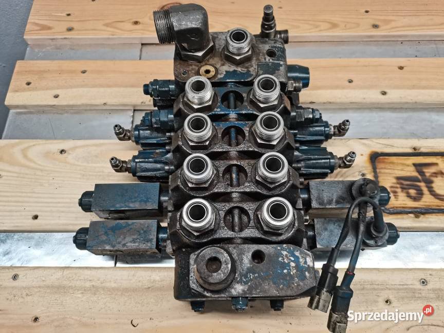 Holland LM 5040 Rozdzielacz hydrauliczny Wilkowo