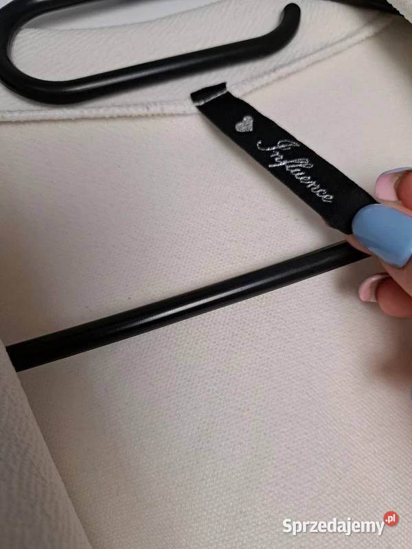 Stylowa biała kamizelka dłuższa z paskiem Trąbki Wielkie