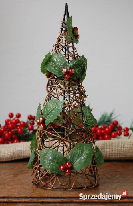 Choinka pleciona ostrokrzew gałązki ozdoba odcienie zieleni