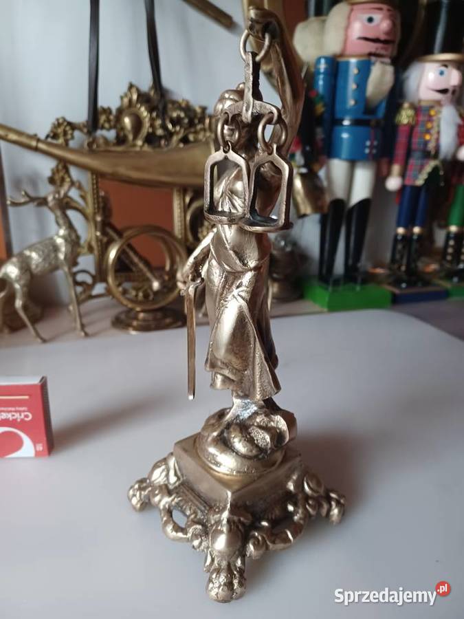 Mosiężna figura Temidy bogini sprawiedliwości Poznań