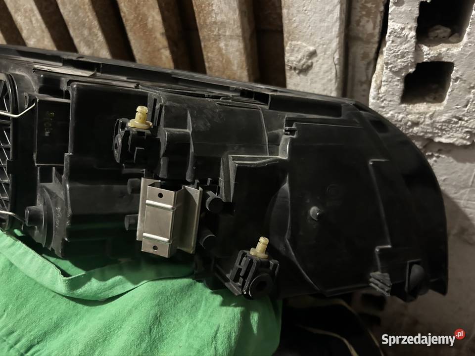 Lampa VOLVO V50S40 LIFT lewa przód soczewka Poznań