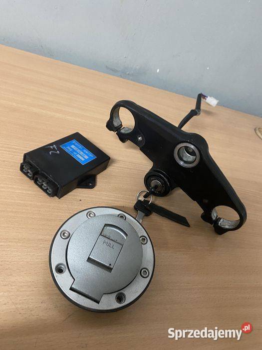 Yamaha FZ 750 Półka Stacyjka Korek Wlewu 2