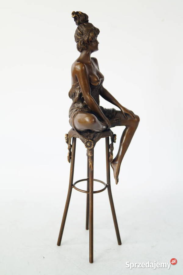 Kobieta siedząca na krześle zmysłowa figura z wielkopolskie Gizałki