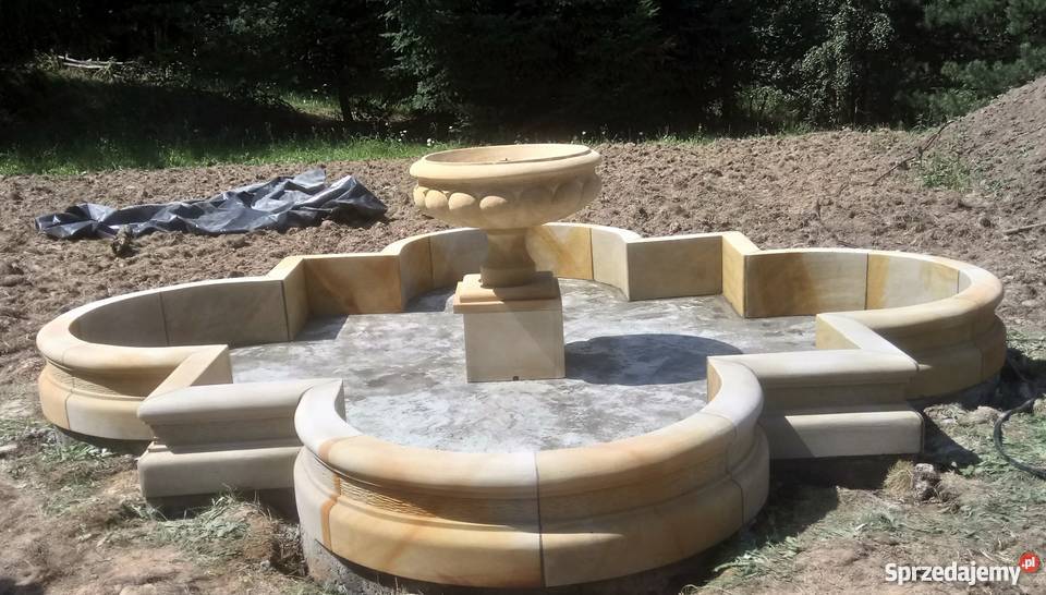 Duża i piękna fontanna ogrodowa z piaskowca