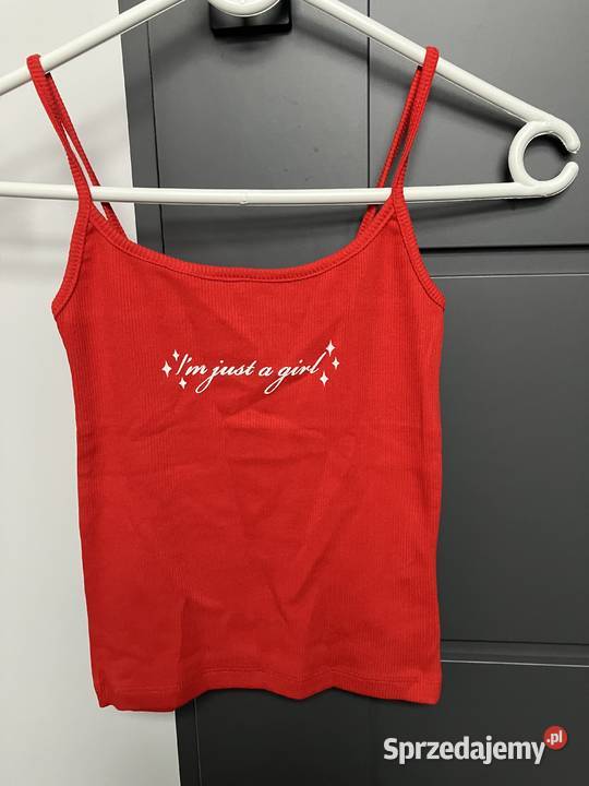 czerwony top na ramiączkach z napisem Toruń