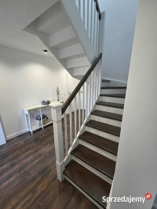 Schody drewniane na beton samonośne dywanowe z Nowy Sącz