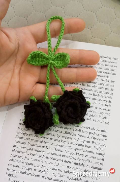 Czarne różyczki wykonane na szydełku brelok do Łask