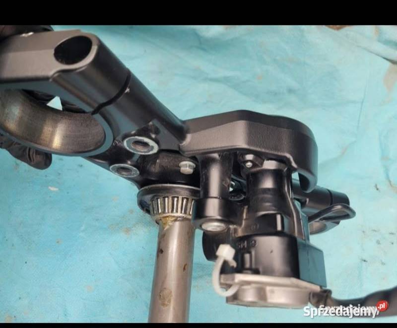 SUZUKI GSX 8 R OEM 2023 PÓŁKA DOLNA STACYJKA sprzedam