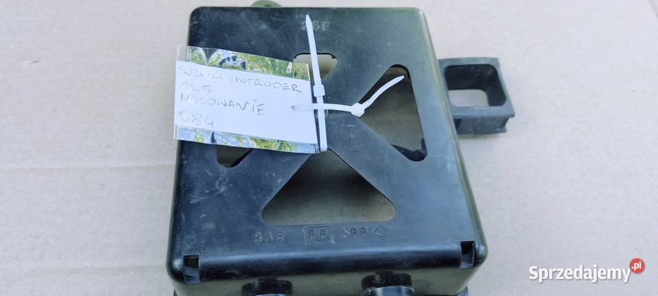 Suzuki Intruder 125 mocowanie skrzynka plastik