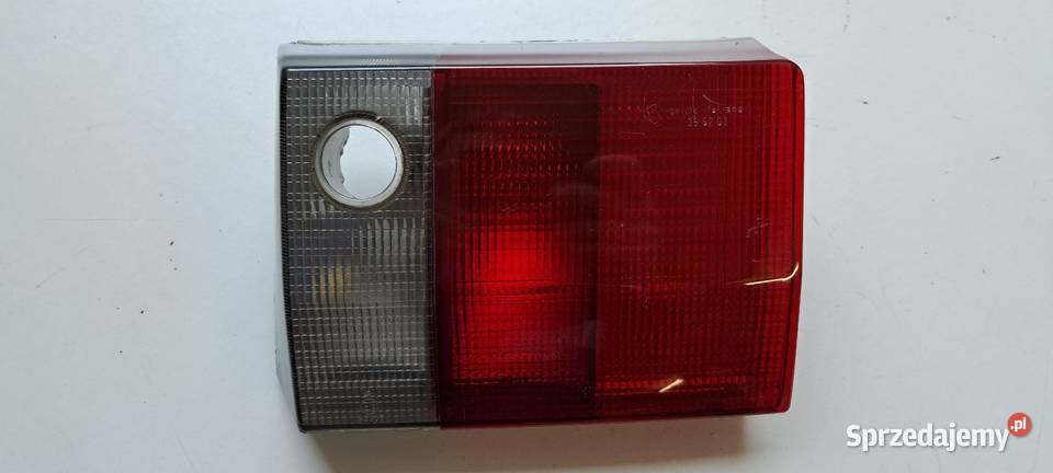 Lampa tylna wewnętrzna prawa 8A9945094 Audi 80 Luzino