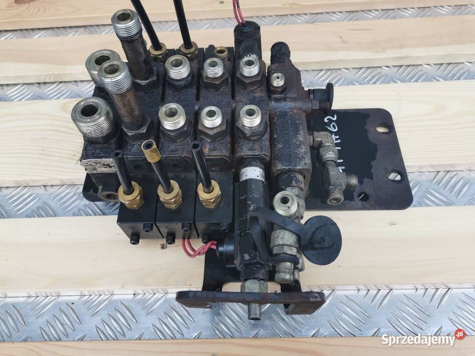 CAT TH 82 Rozdzielacz hydrauliczny Husoo Wilkowo sprzedam