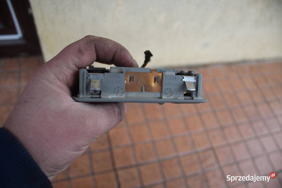 LAMPKA PODSUFITKI AUDI A4 B6 4B9947123 Oświetlenie kabiny