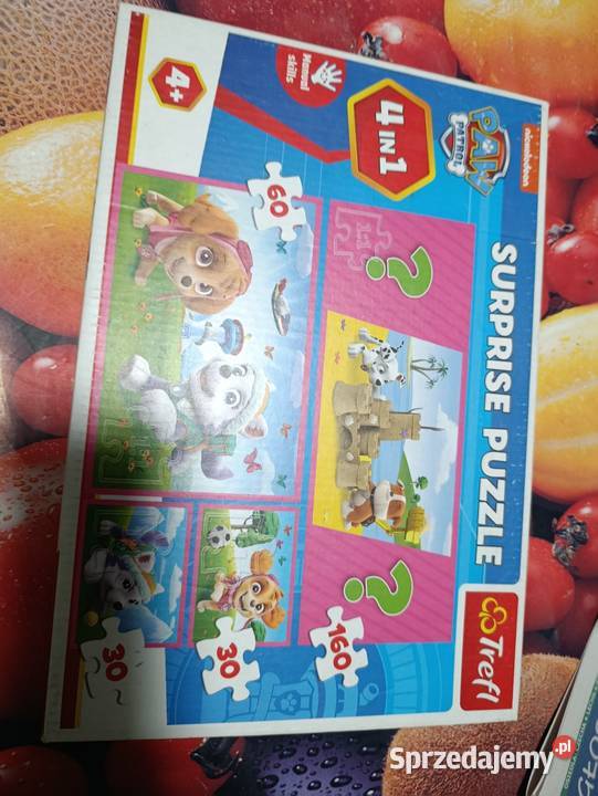 Puzzle przedstawia sceny z bajki Psi Patrol
