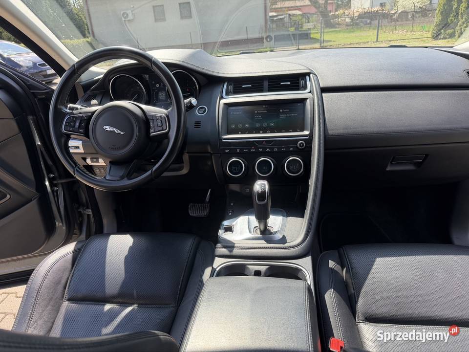 Piękny Jaguar E Pace łopatki zmiany biegów