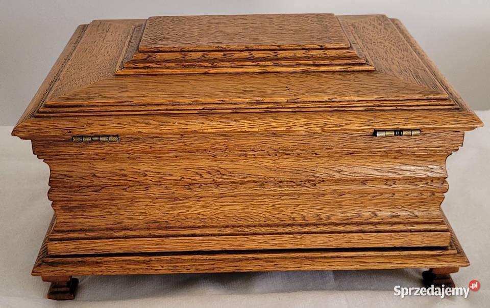 Drewniana stara ręcznie wykonana szkatułka z