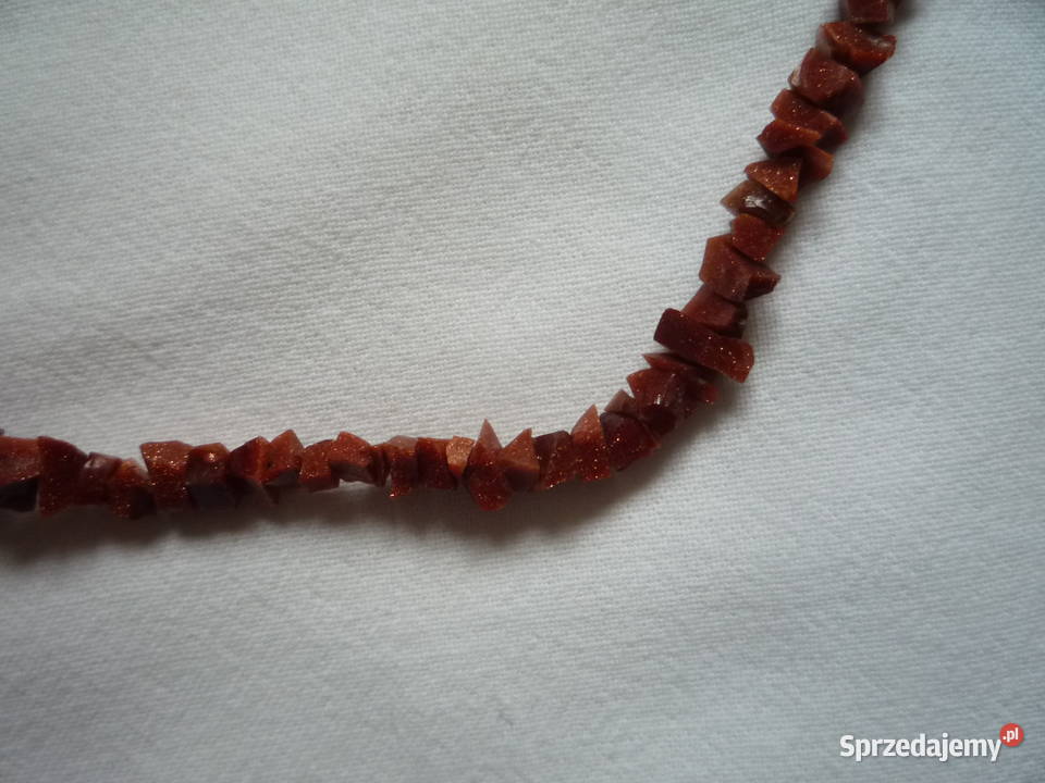 Koraliki z brązowych kamyczków mieniące się na Szczecin