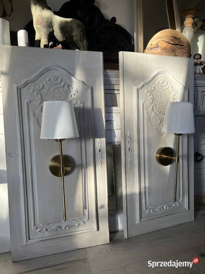 Panel stare drewniane drzwi z lampą Żary