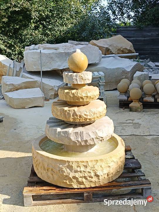 Fontanna kaskada koła młyńskie z naturalnego