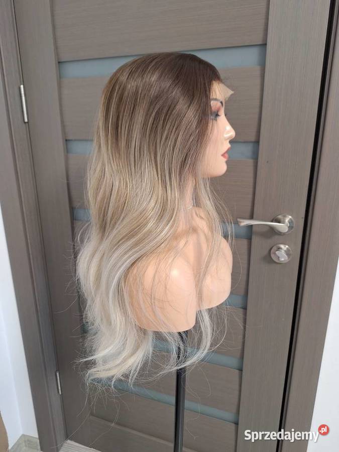 Długa falowana blond koronkowa peruka Malbork