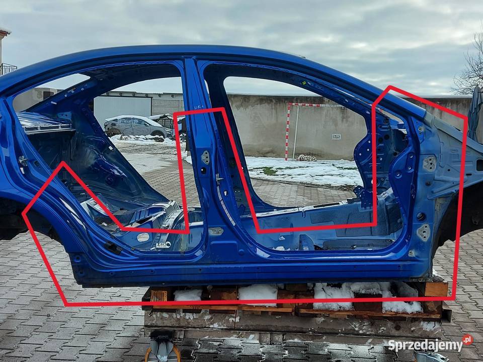 Subaru WRX STI 2015 bok prawy próg prawa strona osobowe