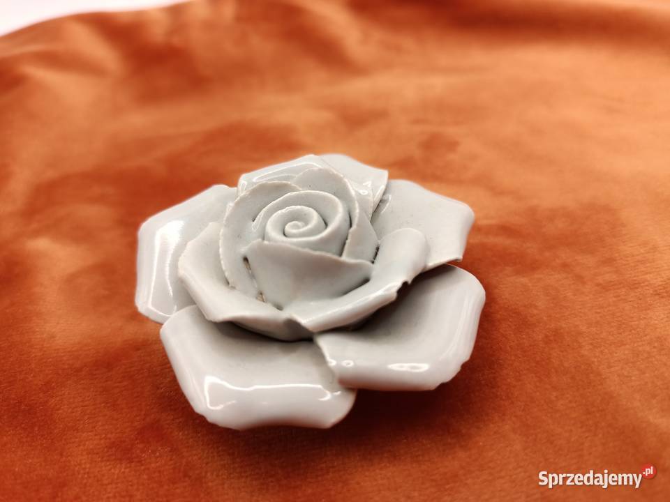Figurka piękna ceramiczna róża w szarości Zamość