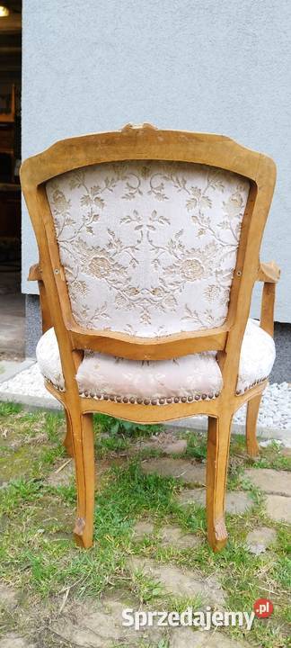 Jasne krzesłofotel w stylu ludwikowskim Lubań