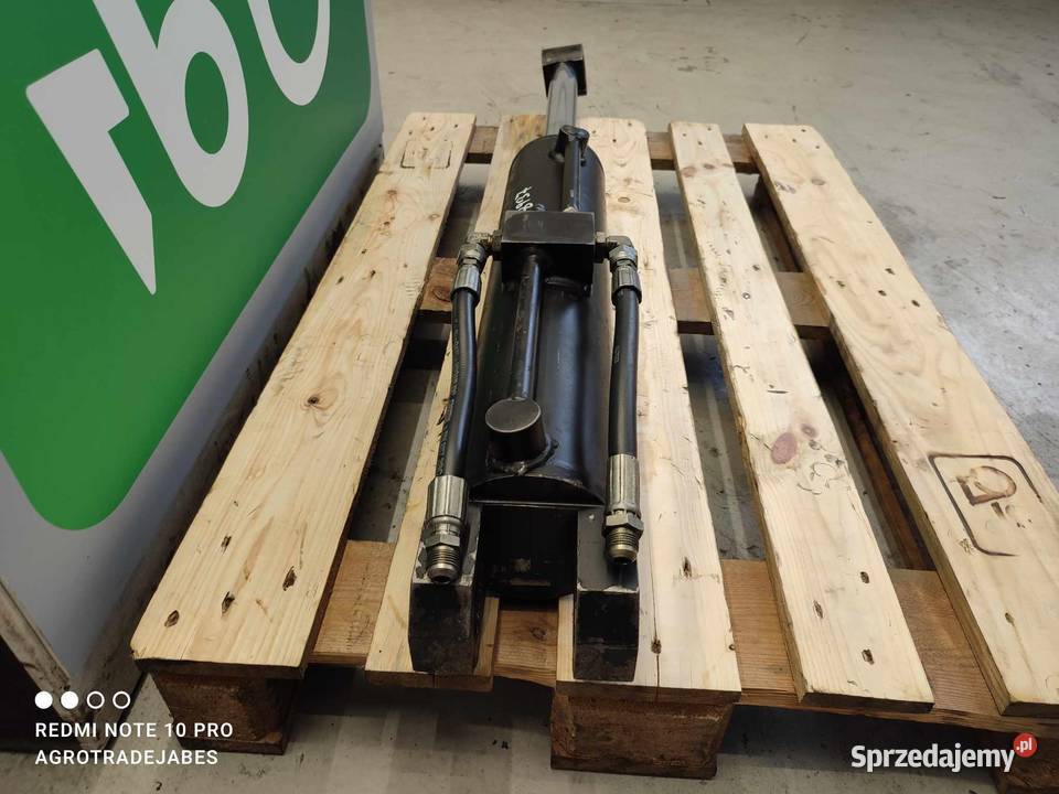 Siłownik wychyłu łyżki Massey Ferguson 8937 Wilkowo sprzedam