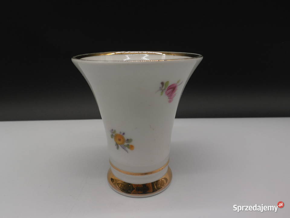 Porcelanowy ozdobiony ręcznie malowanymi