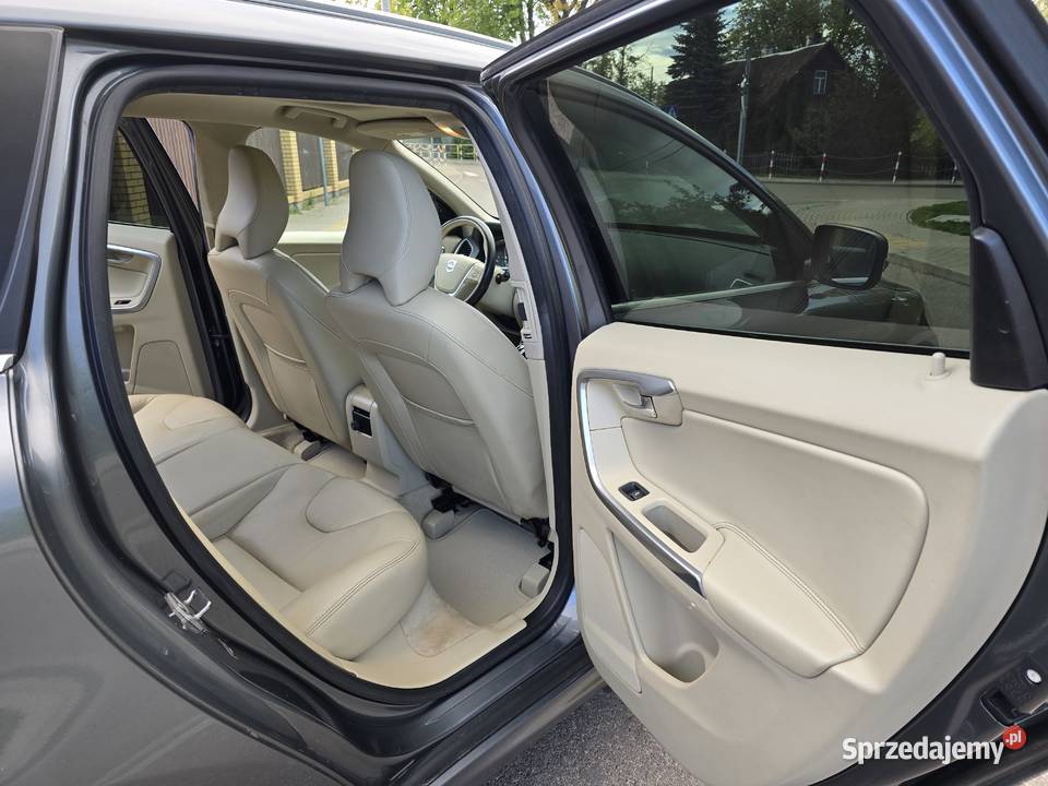 VOLVO XC60 LIFT 30 AWD 4X4 304 PANORAMA Rok produkcji 2015 Białystok