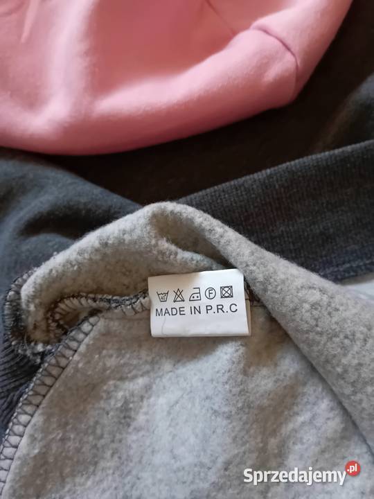 Ciepła bluza z kapturem i kieszeniami