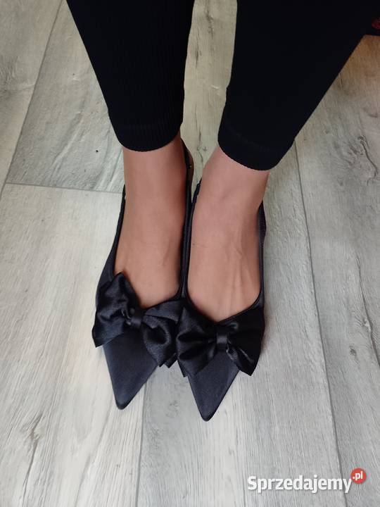 43 Czarne czółenka wieczorowe z odkrytą piętą Czółenka