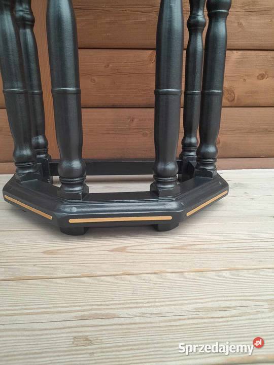 Świeżo odnowiony stolik kawowy konsola